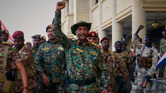 Sudans militärchef general Abdel-Fattah Burhan (i mitten) hälsas av soldater när han anländer till det republikanska palatset, som nyligen återtagits från den paramilitära gruppen Rapid Support Forces, i Khartoum, Sudan, den 26 mars 2025. Foto: AP/TT