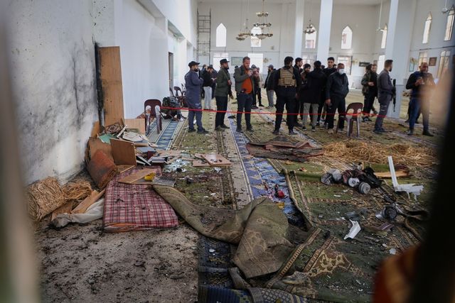 Syriska säkerhetsstyrkor inspekterar skadorna efter en explosion i Imam Ali Bin Abi Talib-moskén  i Homs i Syrien.  AP/TT