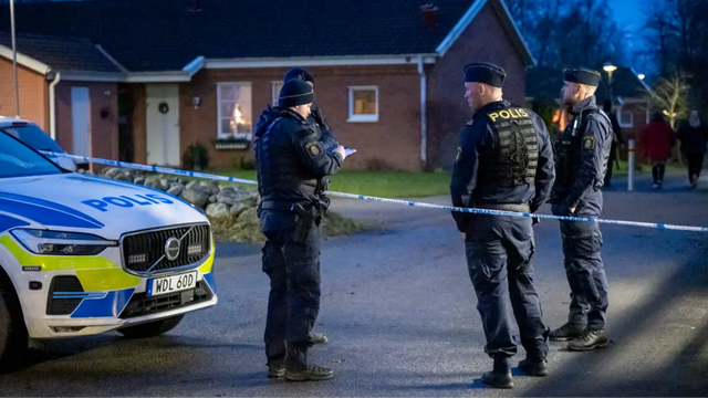 Polis på plats i ett bostadsområde i Hörby på tisdagen där en vuxen kvinna och ett barn hittats döda. Foto: Johan Nilsson / TT