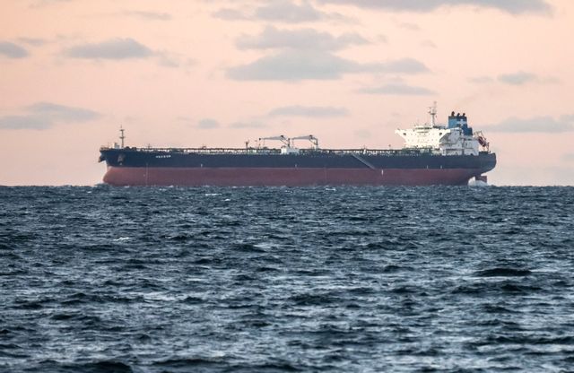 En råoljetanker passerar genom Öresund i februari. Foto: Johan Nilsson/TT