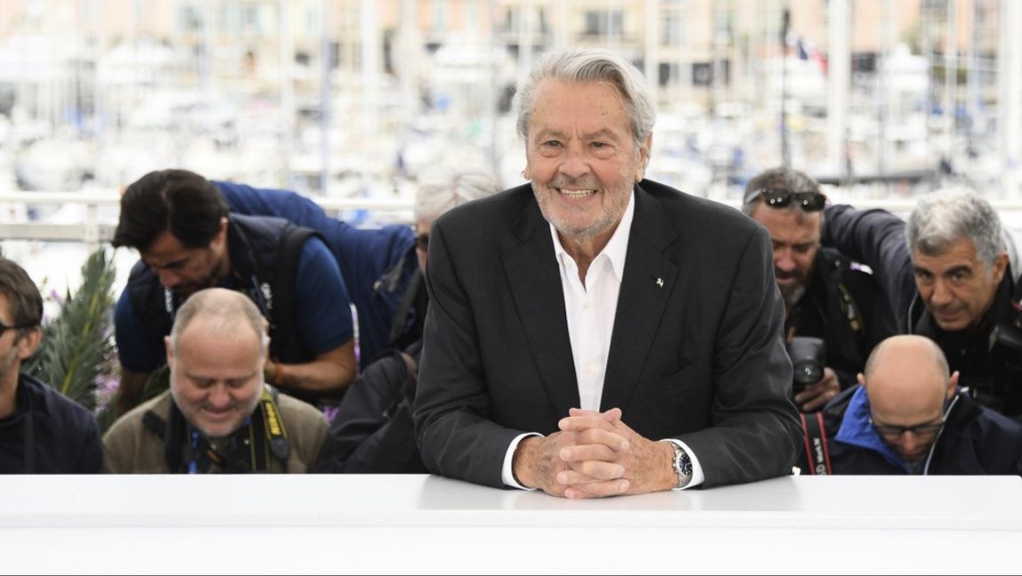 Alain Delon, känd för sina rollprestationer i ”Rocco och hans bröder” och ”Blodröd sol” har gått bort. Bild från filmfestivalen i Cannes 2019 då Delon fick en hederspalm för sin karriär som skådespelare. Foto: Arthur Mola/Invision/AP/TT