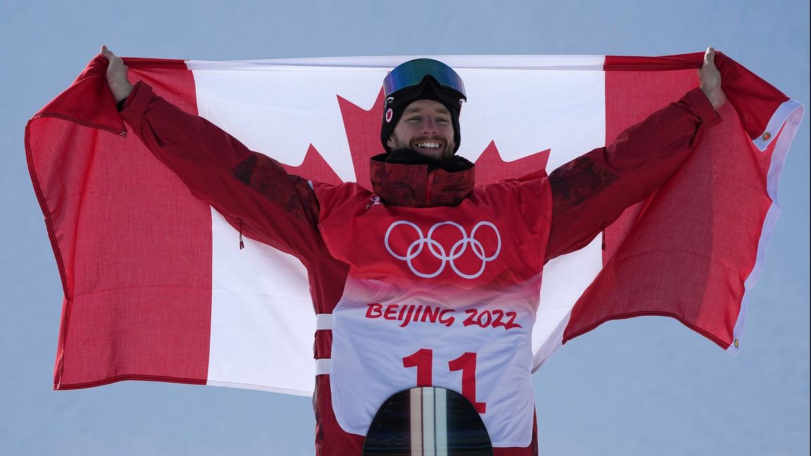 Max Parrot firar OS-guldet i snowboardens slopestyle. Foto: Gregory Bull/AP/TT 