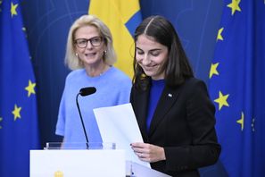 Finansminister Elisabeth Svantesson (M) och klimat- och miljöminister Romina Pourmokhtari (L). Foto: Jessica Gow/TT