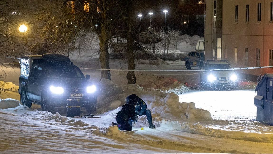 Polisens tekniker arbetar på platsen under natten.Foto: Stefan Jerrevång/TT