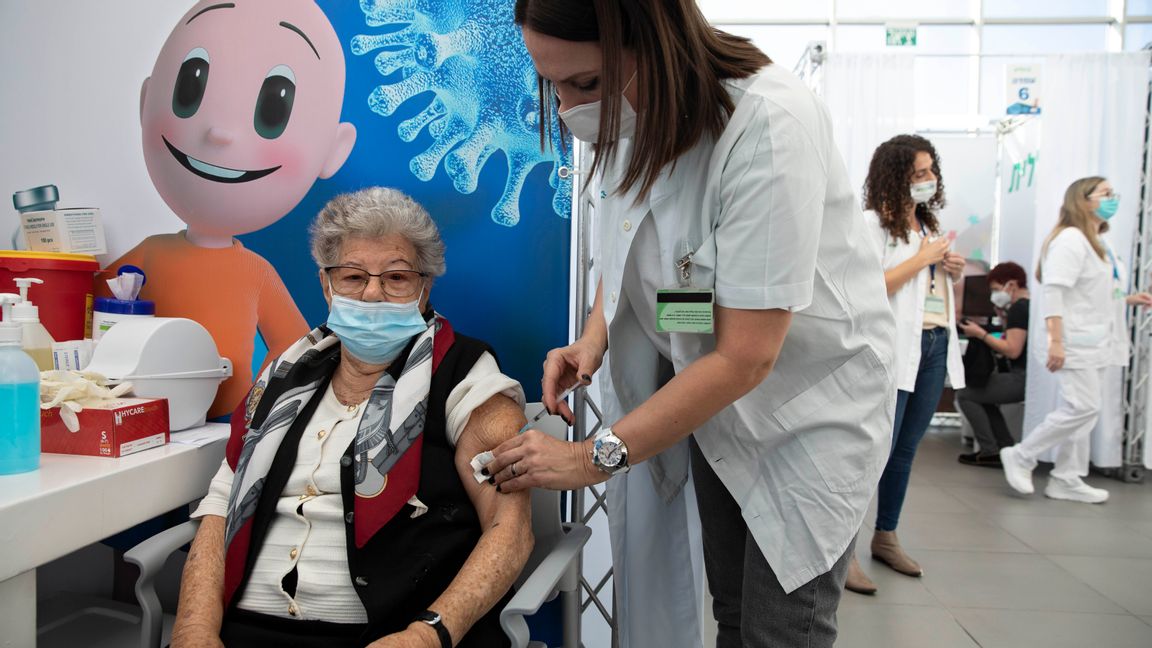 En israelisk kvinna får vaccin mot covid-19 på ett temporärt vaccinationscenter i Tel Aviv. Arkivbild. Foto: Sebastian Scheiner/AP/TT.