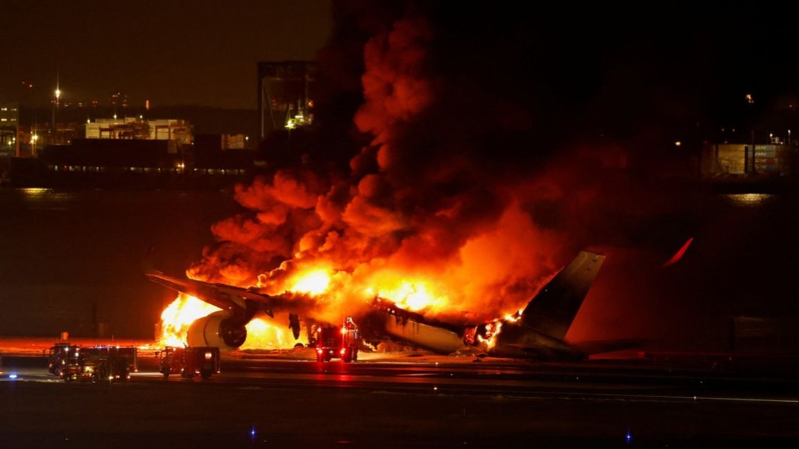 Samtliga ombord på Japan Airlines-planet kunde mirakulöst evakueras. Foto: Issei Kato/Reuters/TT