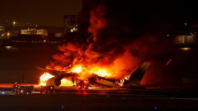 Samtliga ombord på Japan Airlines-planet kunde mirakulöst evakueras. Foto: Issei Kato/Reuters/TT