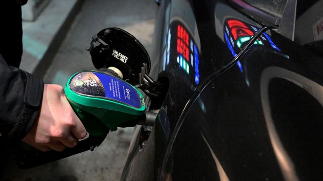 Bensinen går ner i pris och diesel går upp under tisdagen. Foto: Janerik Henriksson/TT