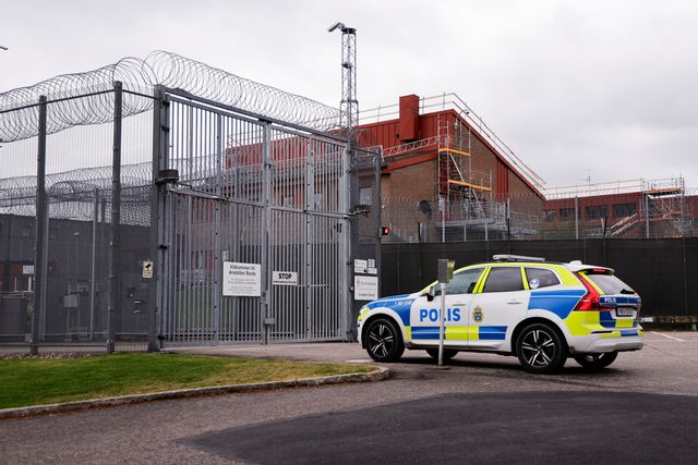 En polisinsats pågår i Borås efter att två personer rymt från häktet som ligger i anslutning till anstalten i Borås. Foto: Adam Ihse/TT