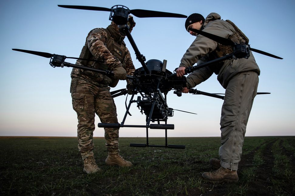 Ukrainska soldater förbereder en drönare nära fronten i Donetsk-regionen. Arkivbild. Roman Chop/AP/TT