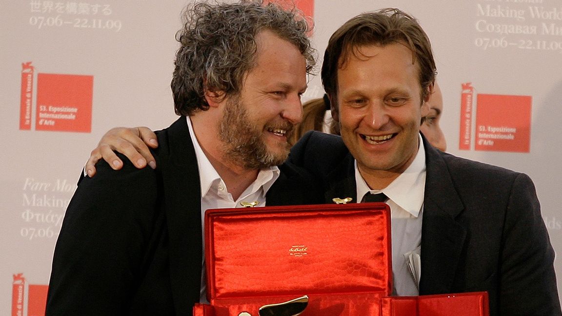 Tobias Rehberger, till vänster, är kurator för invigningsutställningen på det nyöppnade museet Momem. Här tillsammans med svenske Daniel Birnbaum under Venedigbiennalen 2009. Foto: Alberto Pellaschiar/AP/TT (arkivbild)