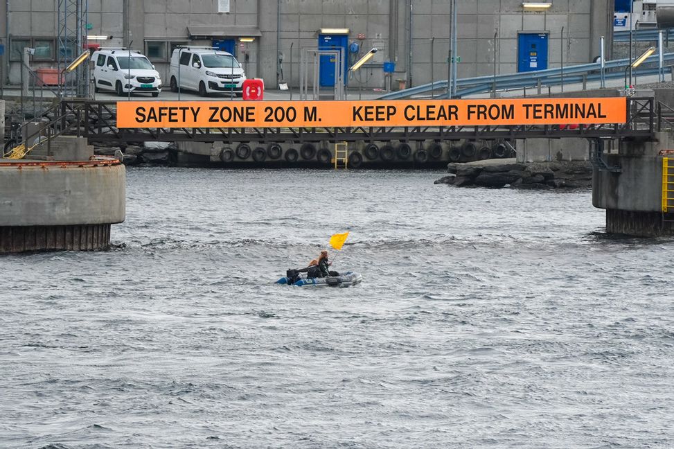 Greta Thunberg och aktivister ur Extinction Rebellion blockerar en oljeterminal under lördagen. Jan Kåre Ness/NTB/TT