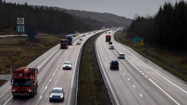 Många känner otrygghet i olika situationer på bilresan, särskilt efter mörkrets inbrott. Foto: Björn Larsson Rosvall/TT 