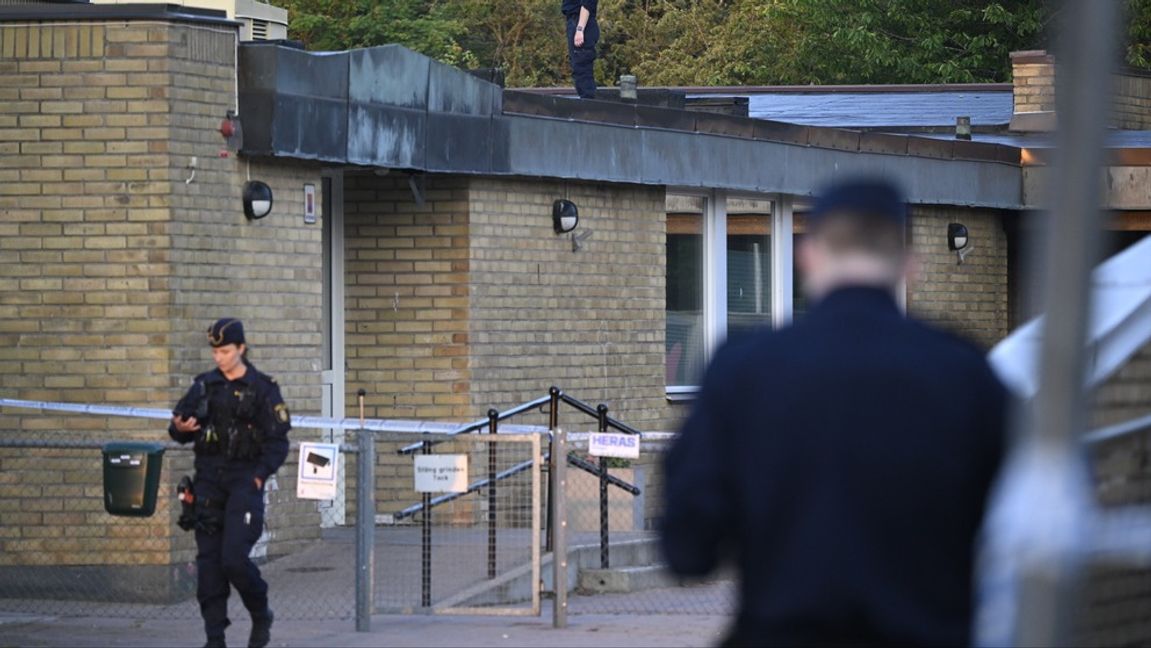 Polis på plats efter att två personer hittats skjutna i centrala Helsingborg. Foto: JOHAN NILSSON/TT