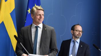 Miljöpartiets Per Bolund kunde inte hålla tillbaka leendet när regeringens besked om Bromma flygplats presenterades. Foto: Anders Wiklund, TT.