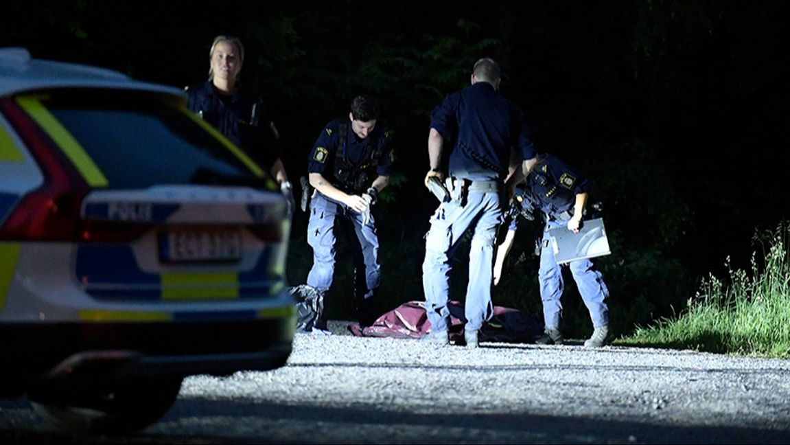 Polis på plats i Salem söder om Stockholm efter att en person hittats skjuten i ett skogsområde. Foto: Oscar Olsson/TT