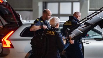 Polis och kriminaltekniker på plats vid en bil parkerad högst upp på ett parkeringshus på Stadionområdet i Malmö under natten till fredagen efter att en död person anträffats. Händelsen utreds enligt polisens hemsida som misstänkt mord. Foto: Johan Nilsson/ TT 