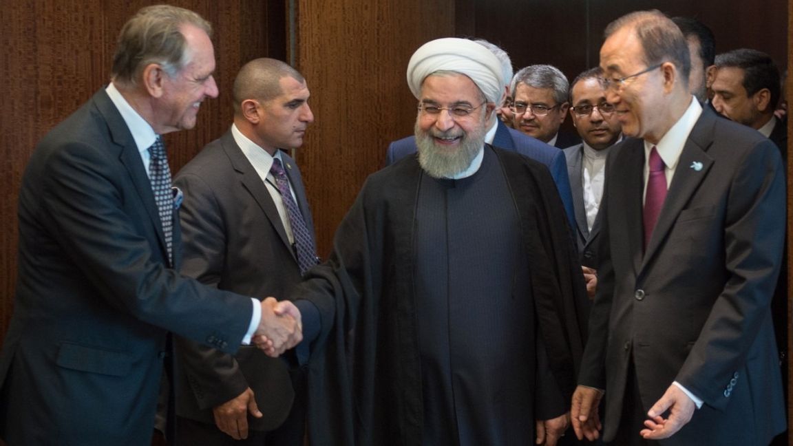 Jan Eliasson skakar hand med Irans president Hassan Rouhani 2015. Foto: Bryan R. Smith