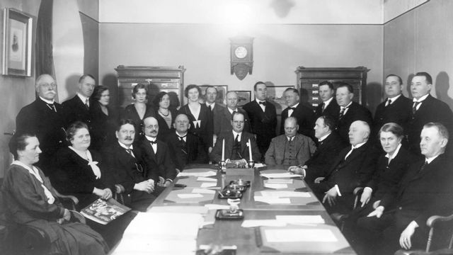 Örebro stads fattigvårdsstyrelse 1932, tråkiga människor som säkert gjorde mycket gott Foto: Sam Lindskog, Örebro museum