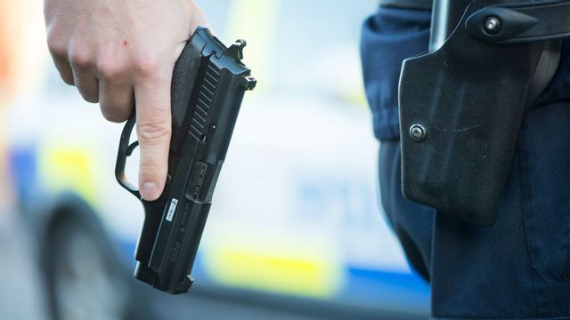 Genrebild. En polis med tjänstevapen i handen. Foto: Fredrik Sandberg/TT