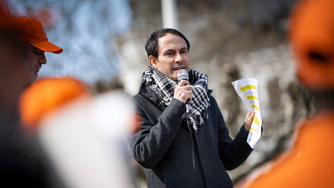 Mikail Yüksel, partiledare för Partiet Nyans, håller ett tal på Stortorget i Malmö. Foto: Johan Nilsson/TT