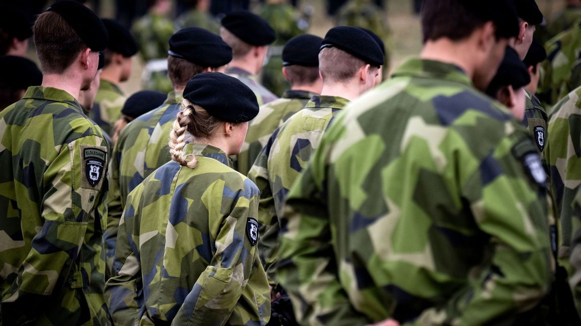 Svenska soldater i uniform. Försvarsmakten har nu beställt 15 000 amerikanska automatkarbiner för att säkra tillgången på eldhandvapen. Foto: Johan Nilsson/TT