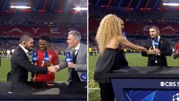 Khabib Nurmagomedov hade inga problem att hjärtligt skaka hand med de manliga programledarna. Men kvinnan vägrade han ta i hand. Foto: X/CBS