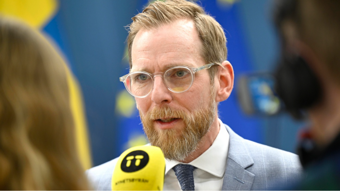 Socialminister Jakob Forssmed (KD) intervjuas efter en pressträff om regeringsuppdrag om diagnostik, vård och rehabilitering av personer som drabbats av postcovid och andra postinfektiösa tillstånd. Foto: Fredrik Sandberg / TT