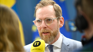 Socialminister Jakob Forssmed (KD) intervjuas efter en pressträff om regeringsuppdrag om diagnostik, vård och rehabilitering av personer som drabbats av postcovid och andra postinfektiösa tillstånd. Foto: Fredrik Sandberg / TT