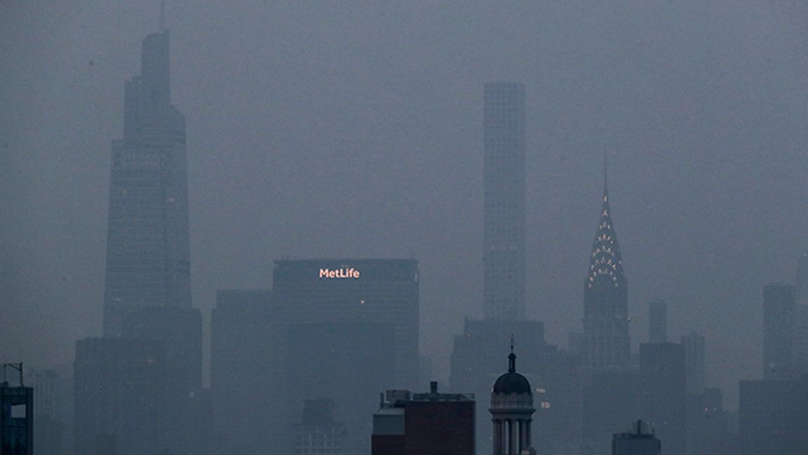 En rökridå har svept över Manhattan, New York. Den tjocka dimman har orsakats av skogsbränder i landets västra delar. Foto: Julie Jacobson/AP/TT