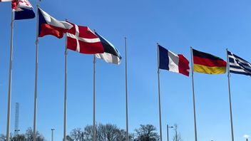 Flaggstången är redan på plats vid Natohögkvarteret i Bryssel där Finlands flagga hissades mellan Estlands och Frankrikes. Foto: Wiktor Nummelin/TT