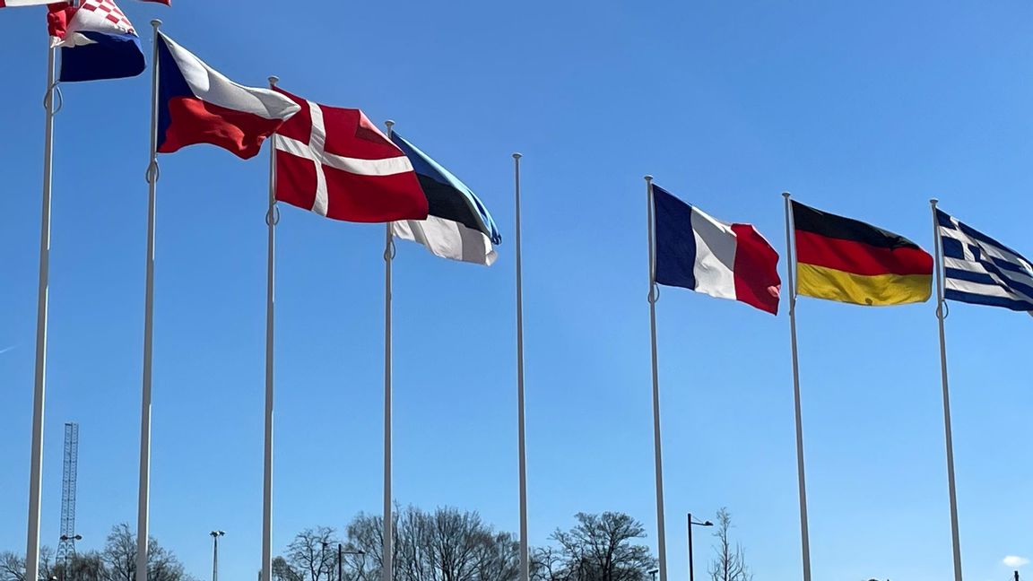 Flaggstången är redan på plats vid Natohögkvarteret i Bryssel där Finlands flagga hissades mellan Estlands och Frankrikes. Foto: Wiktor Nummelin/TT