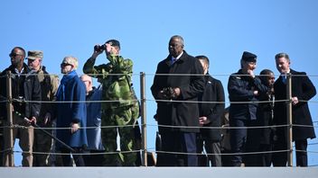 Micael Bydén, överbefälhavare för Försvarsmakten, försvarsminister Pål Jonsson (M) och USA:s försvarsminister Lloyd J. Austin ombord på korvetten HMS Härnösand (K33) på Muskö örlogsbas. Foto: Fredrik Sandberg / TT