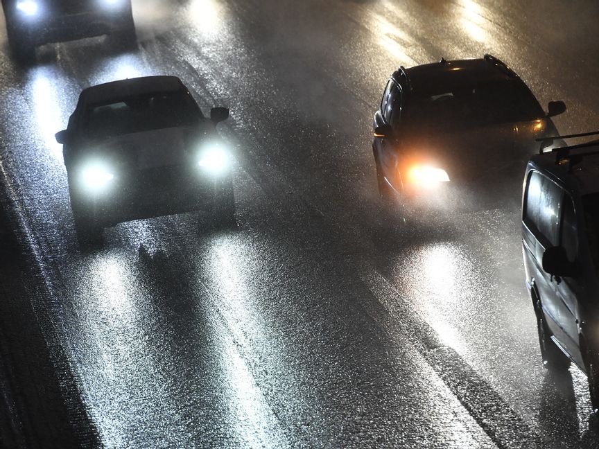 Väglaget kan vara lurigt på sina håll, med plusgrader i luften men kalla vägbanor och risk för halka. Arkivbild. Jonas Ekströmer/TT