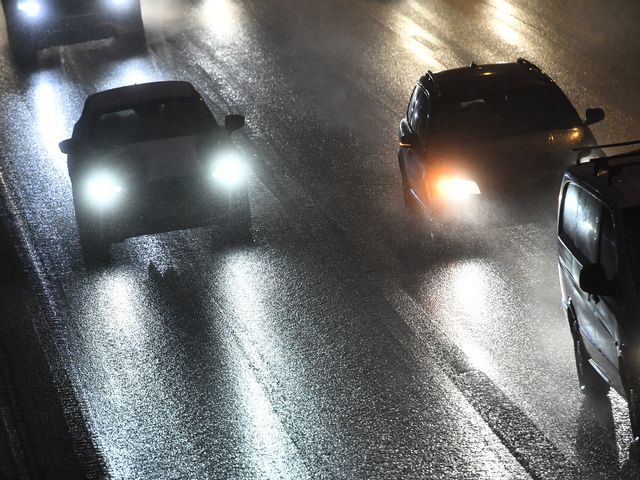 Väglaget kan vara lurigt på sina håll, med plusgrader i luften men kalla vägbanor och risk för halka. Arkivbild. Jonas Ekströmer/TT