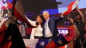 José Antonio Kast och hans fru firade valsegern framför sina supportrar. Foto: Matias Delacroix/AP/TT