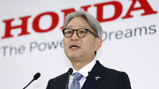 Hondas vd Toshihiro Mibe bromsar elbilssatsningar. Arkivbild. Foto: Kyodo News via AP/TT