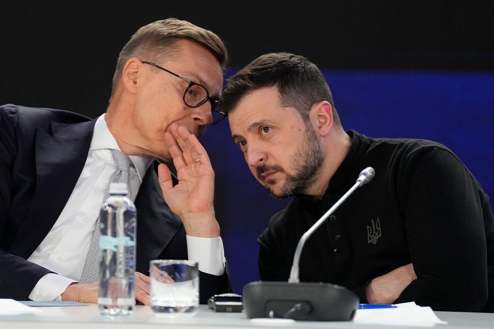 Alexander Stubb och Volodymyr Zelenskyj under en presskonferens i Kiev i februari. Foto: Frank Gunn/The Canadian Press via AP/TT