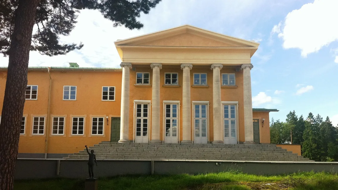 Sigtuna humanistiska läroverk norr om Stockholm, där polisen genomförde en omfattande insats under torsdagen. Foto: Udo Schröter, CC BY-SA 3.0, via Wikimedia Commons