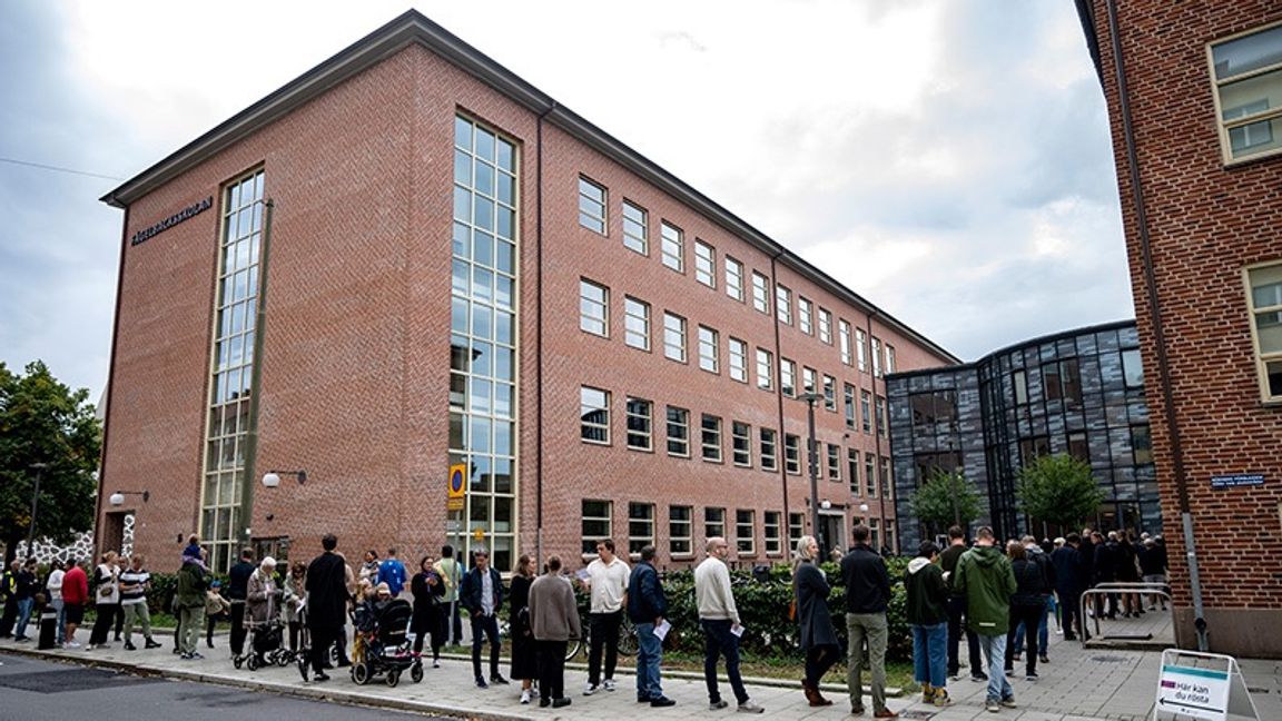 Lång kö för att rösta i vallokalen på Fågelbacksskolan i Malmö på söndagseftermiddagen. Foto: Johan Nilsson/TT