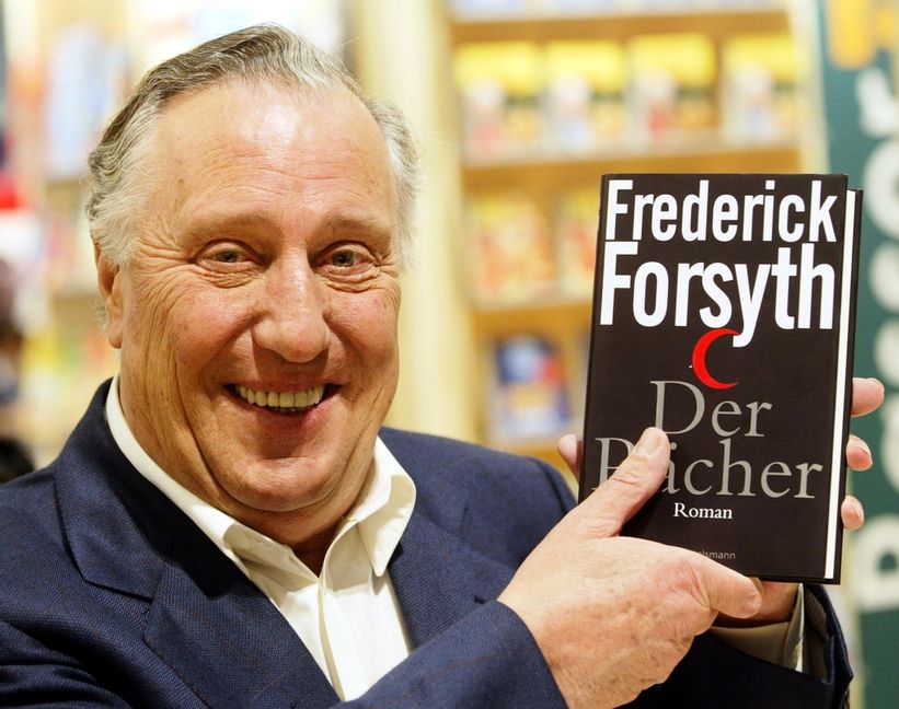 Frederick Forsyth 2003 med sin då nyutkomna ”Hämnaren” i tysk översättning. Foto: Michael Probst/AP/TT