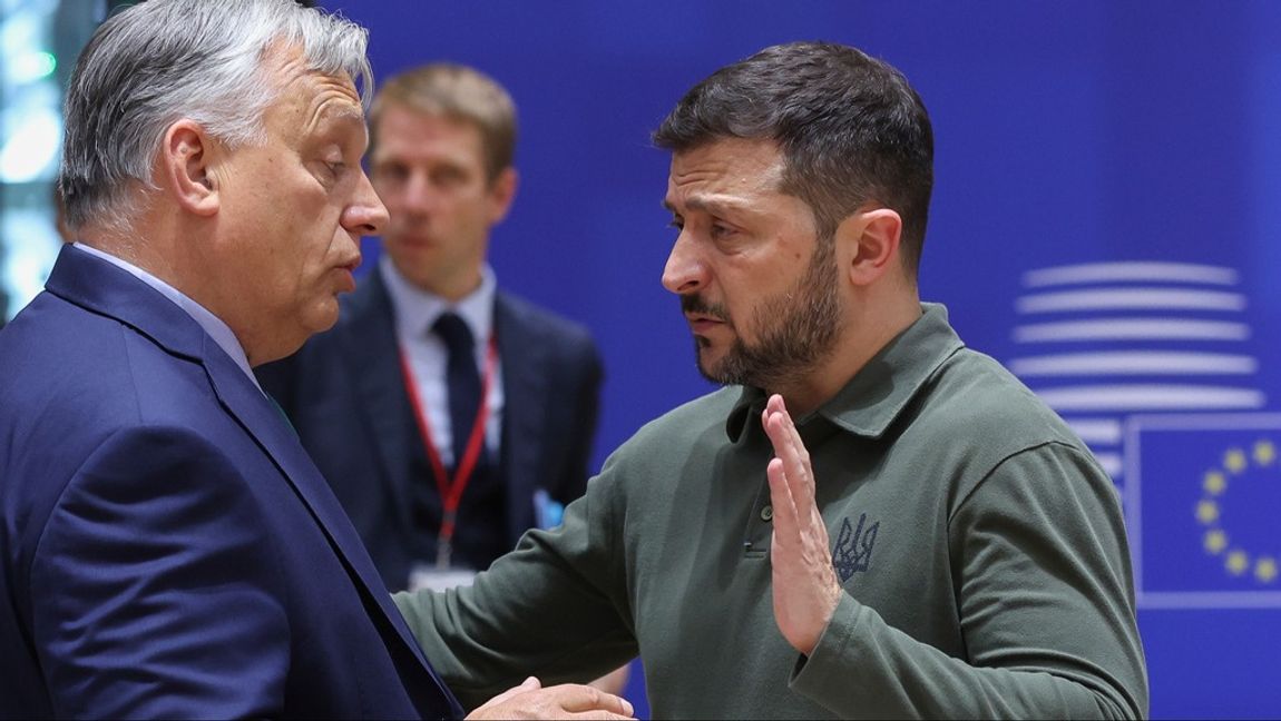 Ungerns premiärminister Viktor Orbán (till vänster) ska för första gången sedan den fullskaliga ryska invasionen av Ukraina besöka landet och president Volodymyr Zelenskyj, enligt Financial Times. De två sågs senast vid EU-toppmötet i Bryssel (bilden). Foto: OLIVIER HOSLET/AP/TT