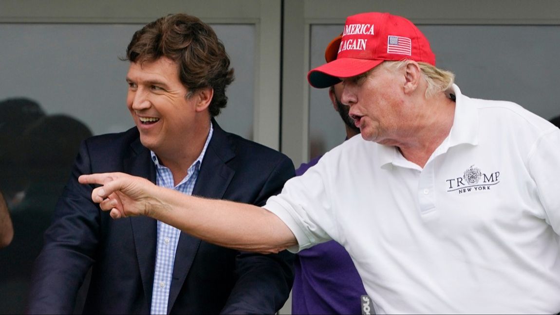 Tucker Carlson (t.v) tillsammans med Donald Trump (t.h) Foto: Seth Wenig/AP/TT (arkivbild)