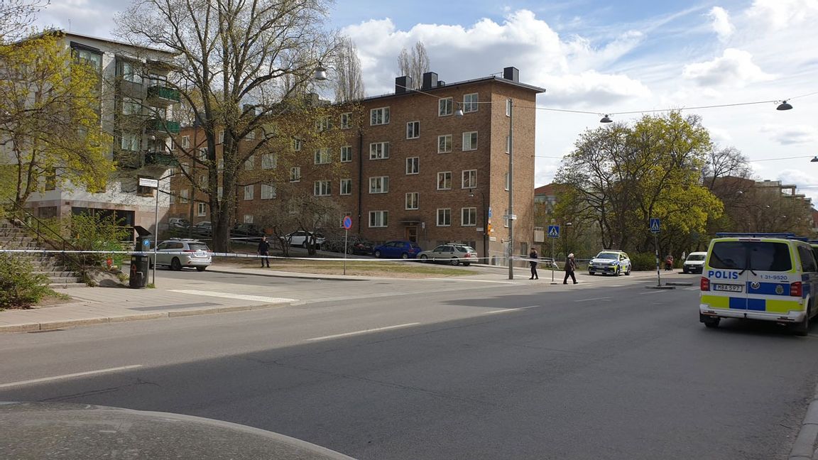 Avspärrningar i hörnet Maria Prästgårdsgata i stadsdelen Södermalm i centrala Stockholm under måndagen. Foto: Läsarbild