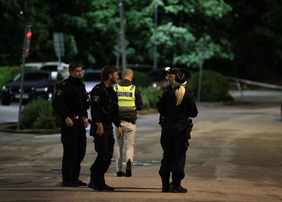 Två personer hittades natten till måndag skjutna till döds i en bil i Kallhäll i Järfälla. Polisen har  haft stora resurser på platsen och området är avspärrat. Foto: Caisa Rasmussen/TT