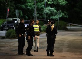 Två personer hittades natten till måndag skjutna till döds i en bil i Kallhäll i Järfälla. Polisen har  haft stora resurser på platsen och området är avspärrat. Foto: Caisa Rasmussen/TT