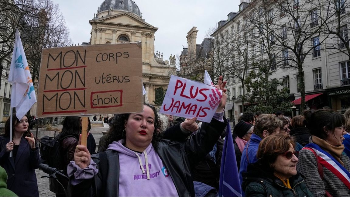 En aktivist med en skylt som lyder ”min kropp, min livmoder, mitt val” under en demonstration för aborträtten i Paris den 28 februari. Foto: Michel Euler/AP/TT