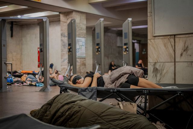 Människor försöker vila i Kievs tunnelbana, som också tjänar som skyddsrum, under flyglarm natten mot måndagen. Foto: Dan Bashakov/AP/TT