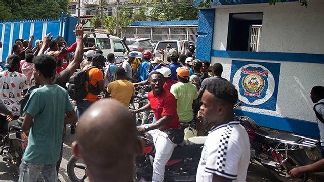 Människor har samlats utanför polisstationen i Port-au-Prince, Haiti. Foto: Joseph Odelyn/AP/TT