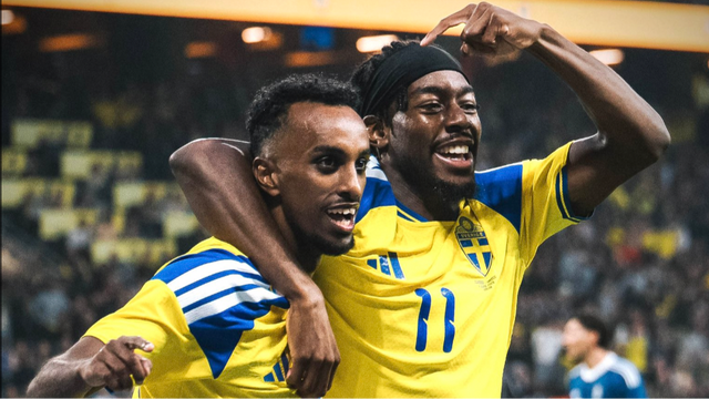 Taha Ali och Anthony Elanga Svensk fotbollsspelare firar 2–1 målet. Foto: Skärmdump/X